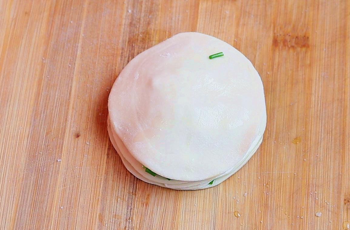 这才是葱花饼的简单做法，无需和面揉面，全程只需5分钟