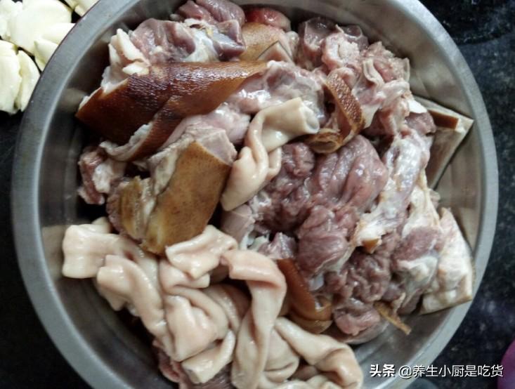 煮“干锅狗肉”时，煮狗肉的正确方法 多一个步骤，狗肉不腥也不臊，广西网友：特香