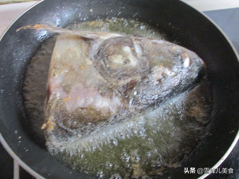 家常炖鱼头好吃又简单 鱼头卵磷脂高，最适合老人和孩子，简单一炖鲜美入味香喷喷