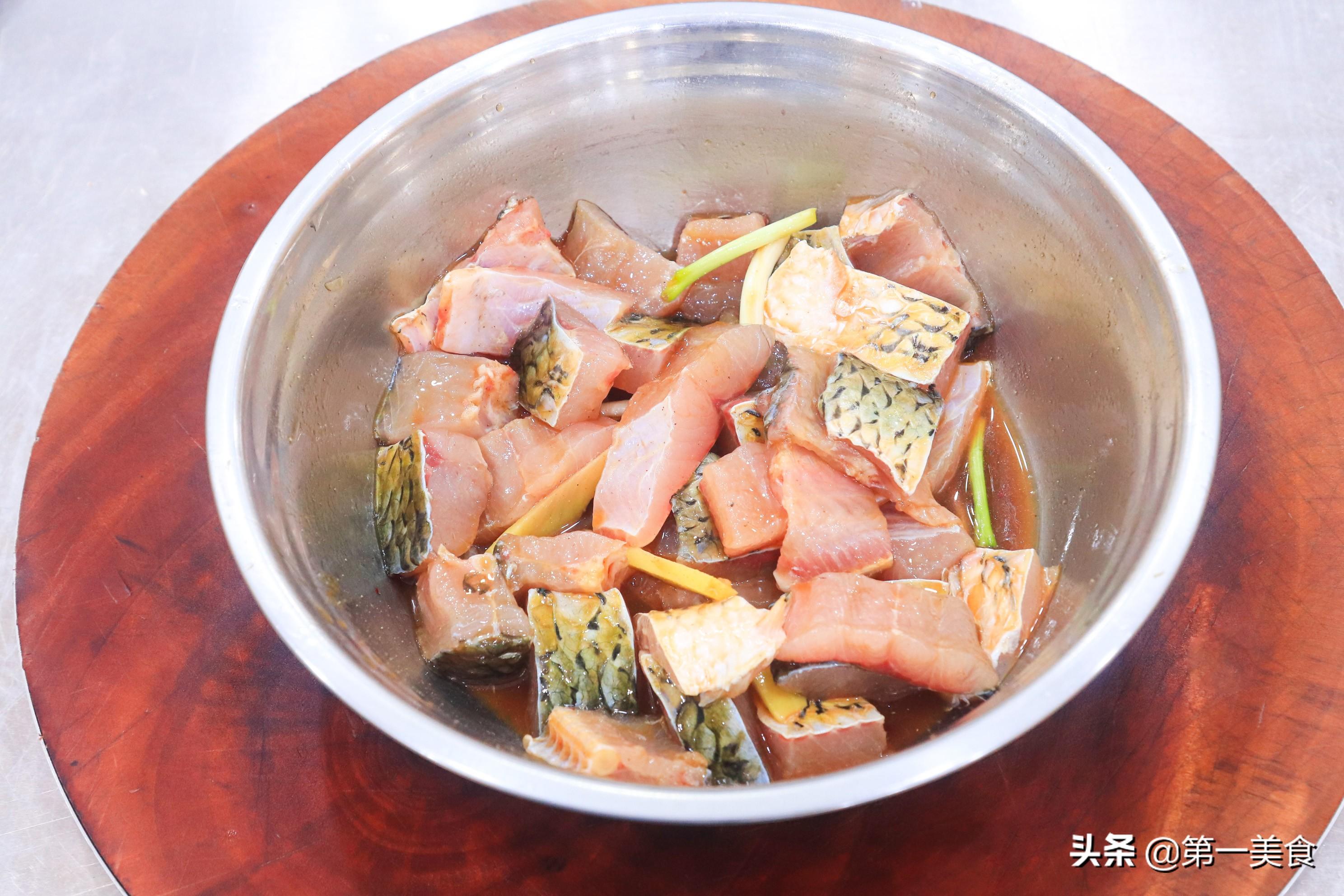 这才是草鱼的家常吃法，草鱼最简单的做法简单一煨，鱼肉鲜香不腥，酸爽开胃