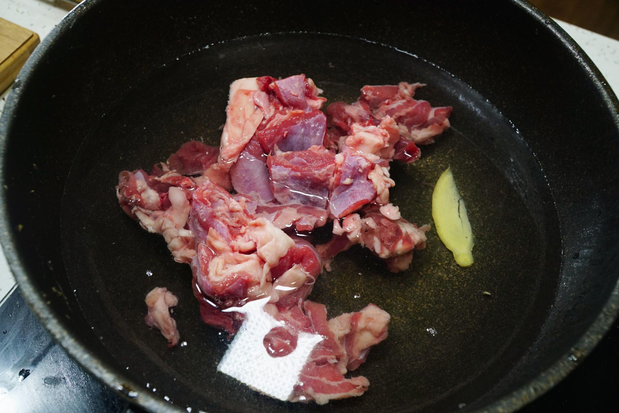 最正宗土豆炖牛肉的做法  家常菜“名吃”土豆炖牛肉，这做法简单好吃，牛肉酥烂，土豆软糯