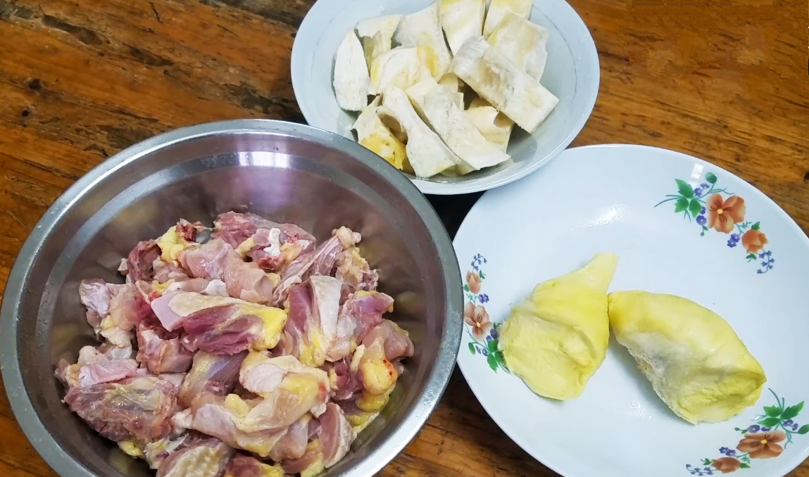 榴莲肉吃完壳不用扔了，大厨教你榴莲炖鸡的做法，营养美味全家都爱吃