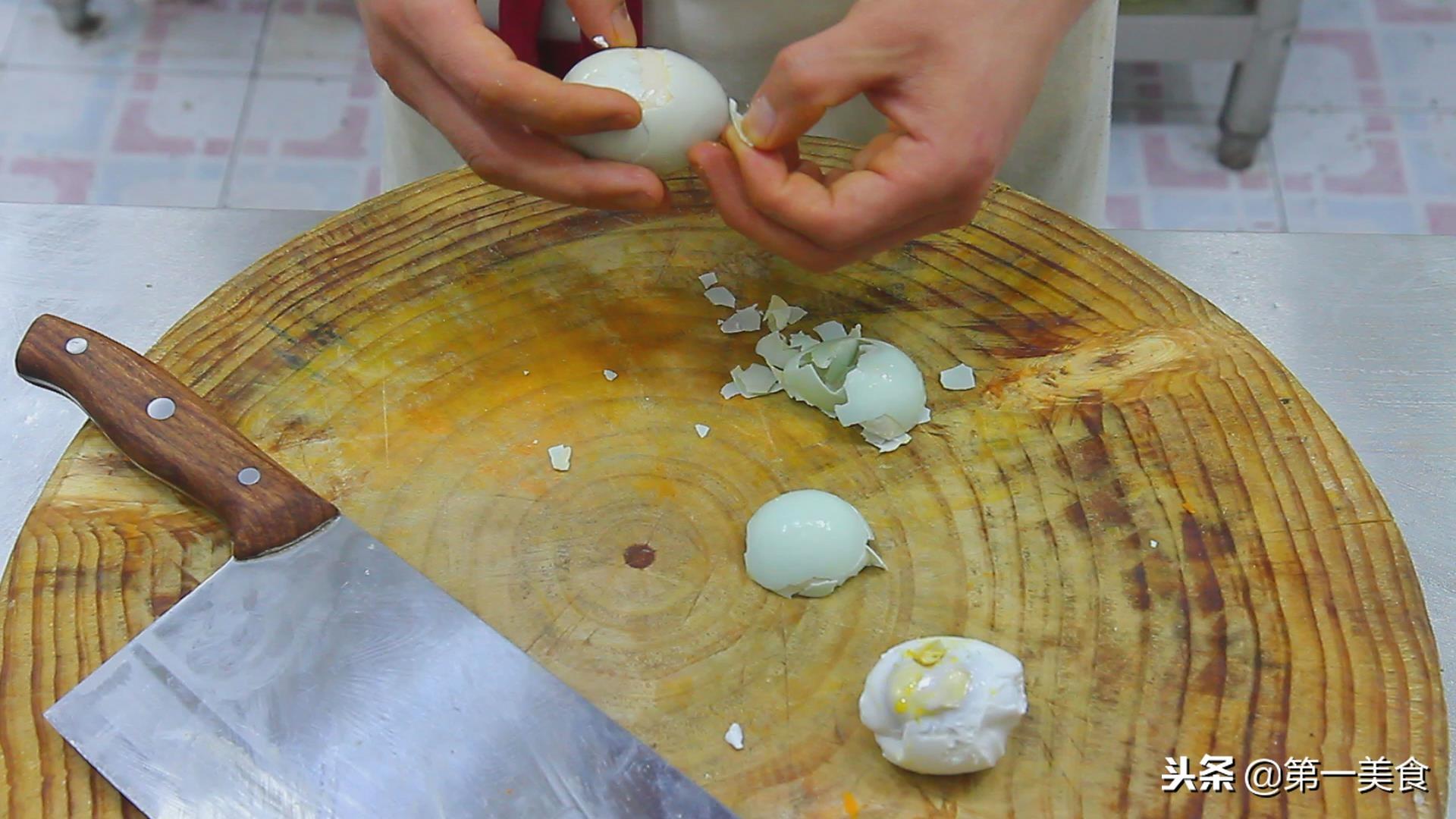 两个鸭蛋，半个南瓜，厨师长教你蛋黄焗南瓜的做法，是主食又是零食
