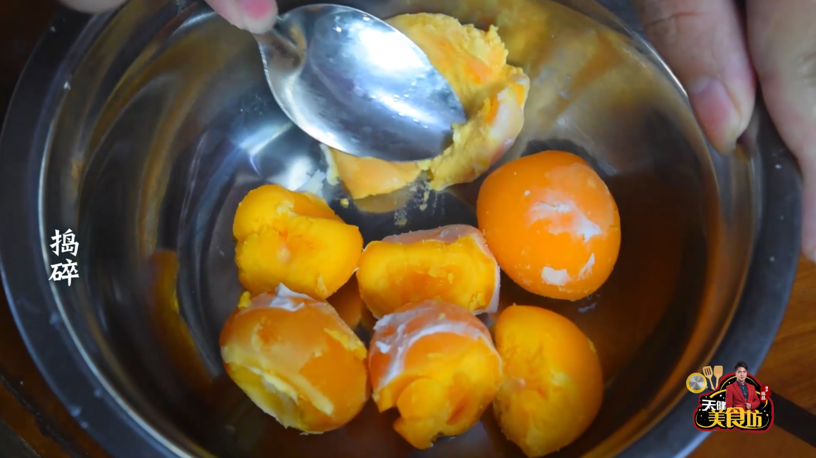 块南瓜4只咸蛋，简单5步南瓜咸蛋黄的正宗做法，又香又好吃"