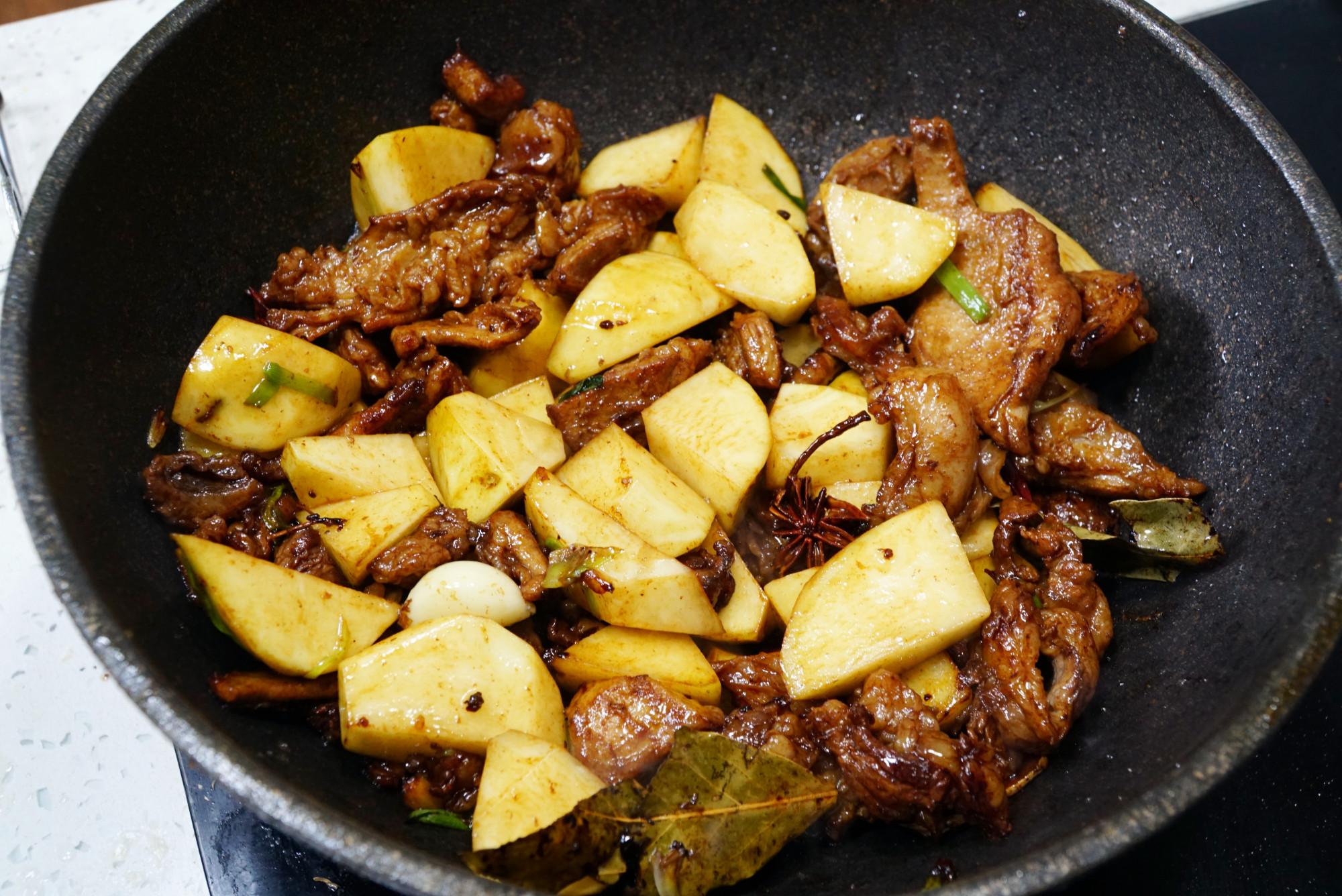 最正宗土豆炖牛肉的做法  家常菜“名吃”土豆炖牛肉，这做法简单好吃，牛肉酥烂，土豆软糯
