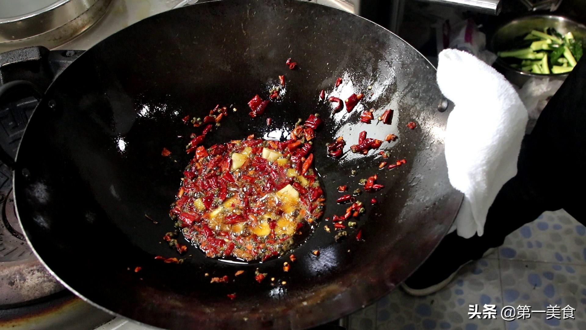 在家如何做出好吃的麻辣香锅，厨师长教你详细麻辣香锅做法，天天吃都不腻