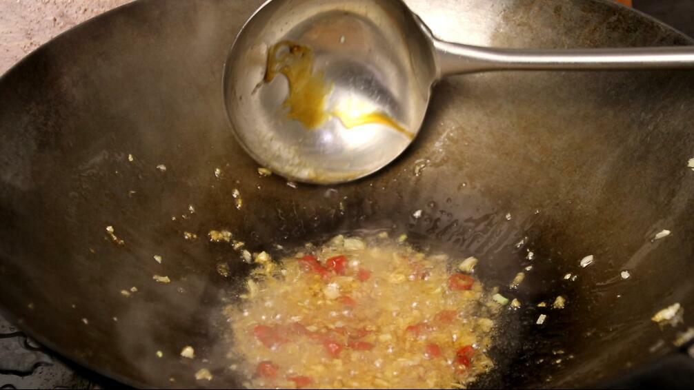 炒油麦菜时，先焯水还是直接下锅炒？教你正确油麦菜的最佳吃法，蒜香四溢