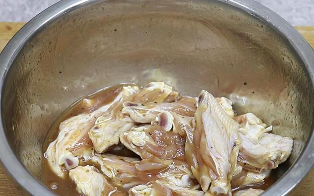 鸡翅怎么弄简单又好吃 这样做，外焦里嫩，口味独特，做法简单，刚出锅就被吃光了