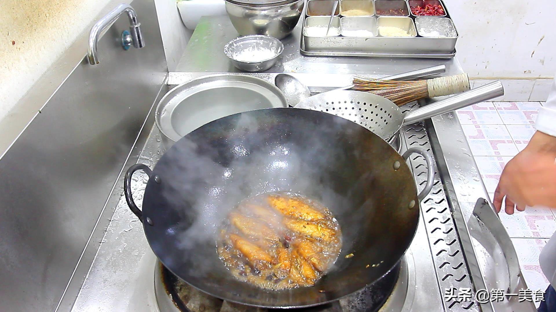 厨师长教你红烧带鱼的做法，讲解清晰，看一遍就能学会