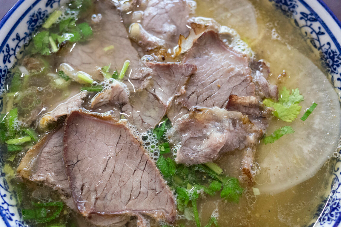 清炖牛肉汤，牢记4个清炖牛肉汤的正确方法，炖出来汤汁鲜亮，味道鲜香还不腥