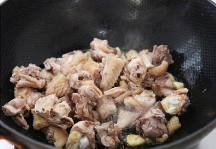 川菜正宗板栗烧鸡的正确做法：先煮后炸，先煸后炖，味道更加香糯入味