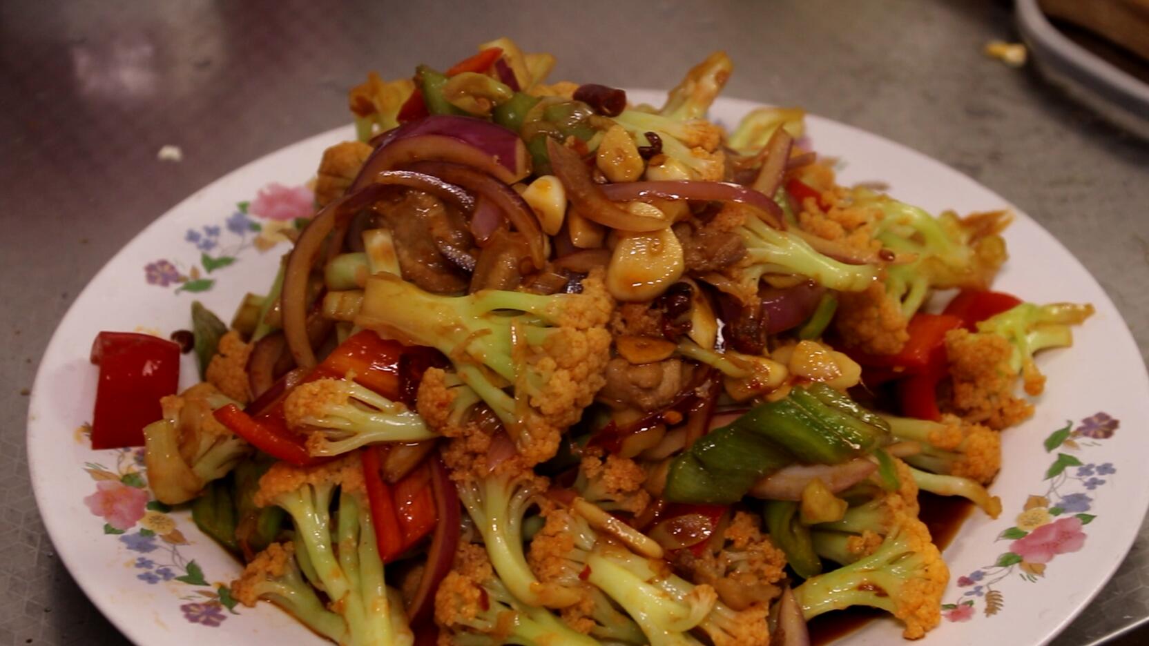 干锅花菜的做法家常 ，几分钟做一锅，越吃越香越有味，好吃到跺脚