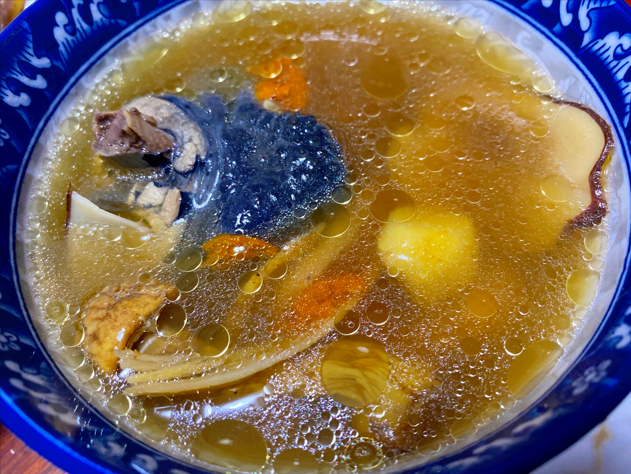 常喝乌鸡汤有什么好处？教你正确乌鸡汤的做法，汤鲜味美，滋补温暖家人