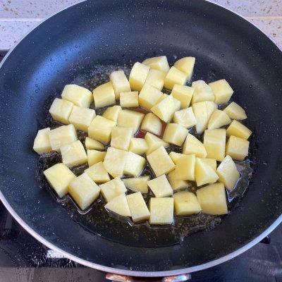 教你一招，土豆烧排骨的做法 做出的排骨烧土豆越吃越香