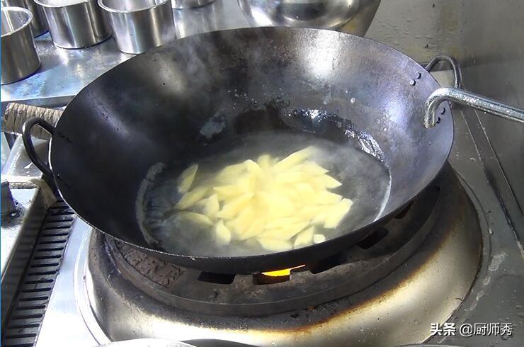 家常版土豆烧排骨做法，2斤排骨，热乎乎的一大盆，冬季吃真过瘾