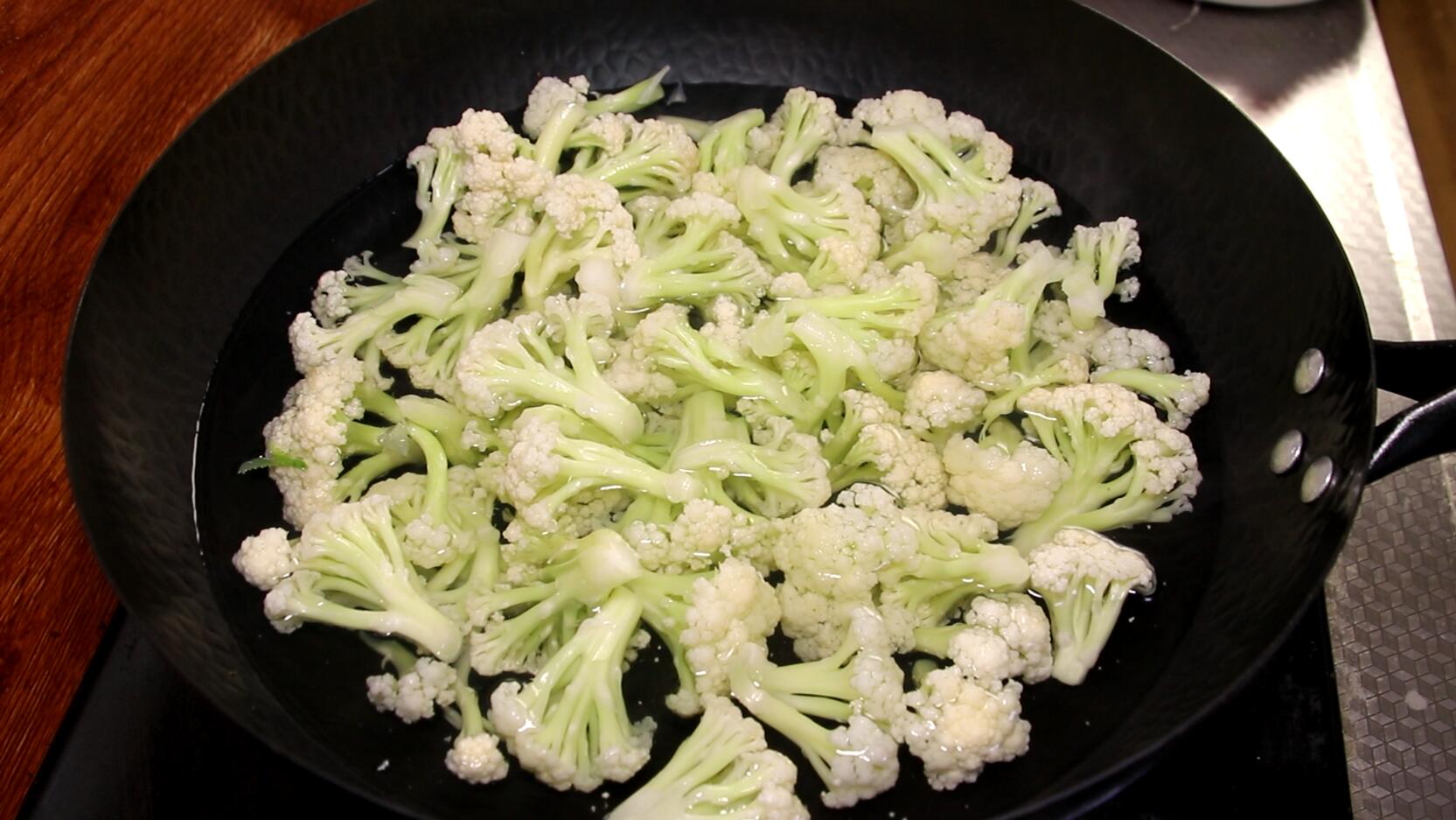 干锅花菜的做法家常 ，几分钟做一锅，越吃越香越有味，好吃到跺脚