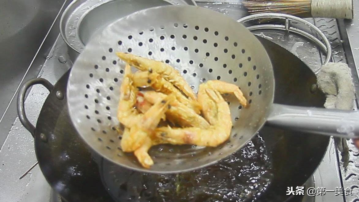 教你一个爆炒大虾最简单做法，肉质弹脆香酥，比其它做法都鲜美