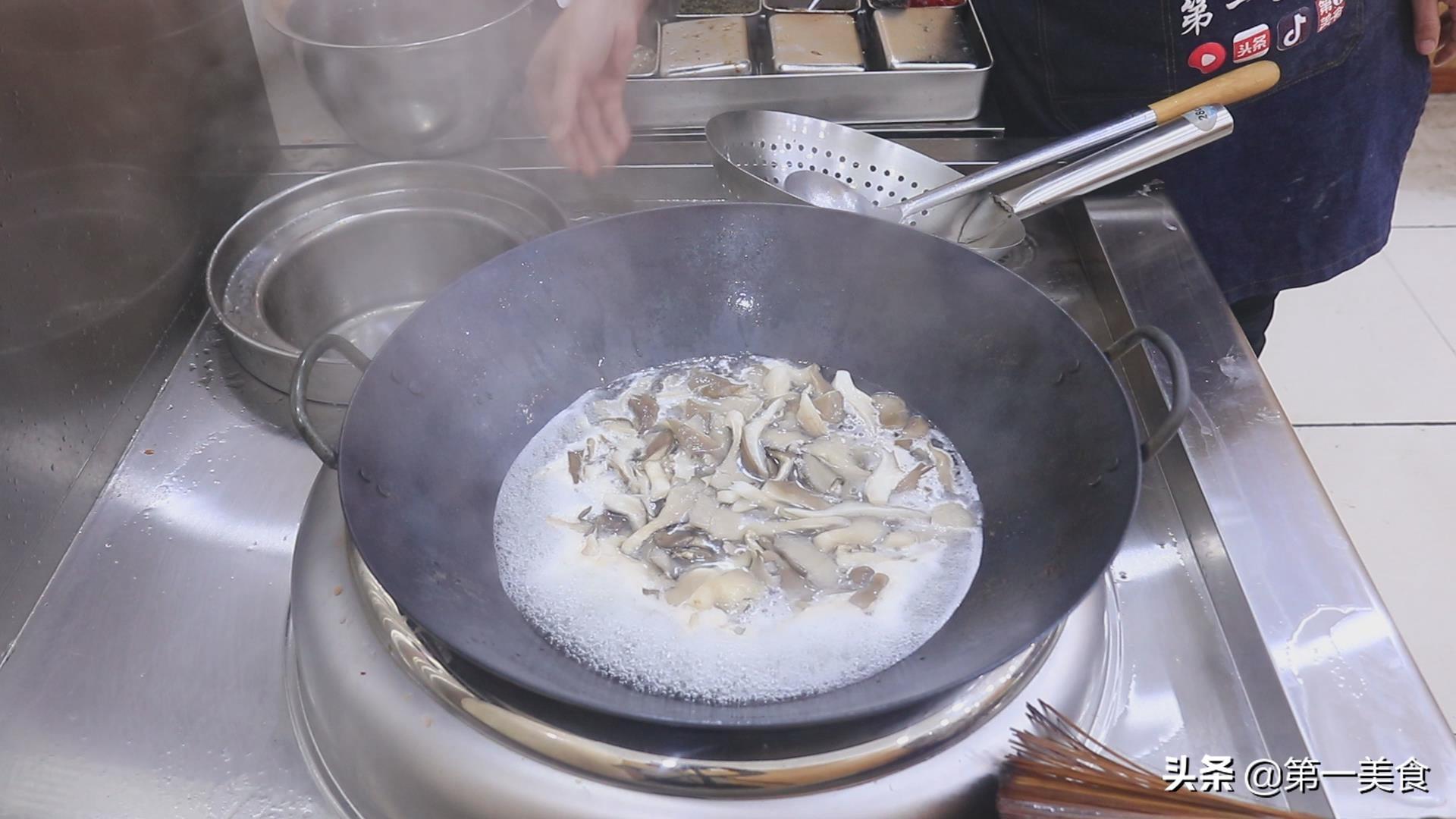 “青炒平菇”千万别直接下锅炒，学会这个清炒平菇的家常做法，没肉也好吃