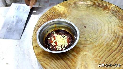 天热茄子不要炒着吃了，大厨教蒸茄子的家常做法蒜泥，简单实用