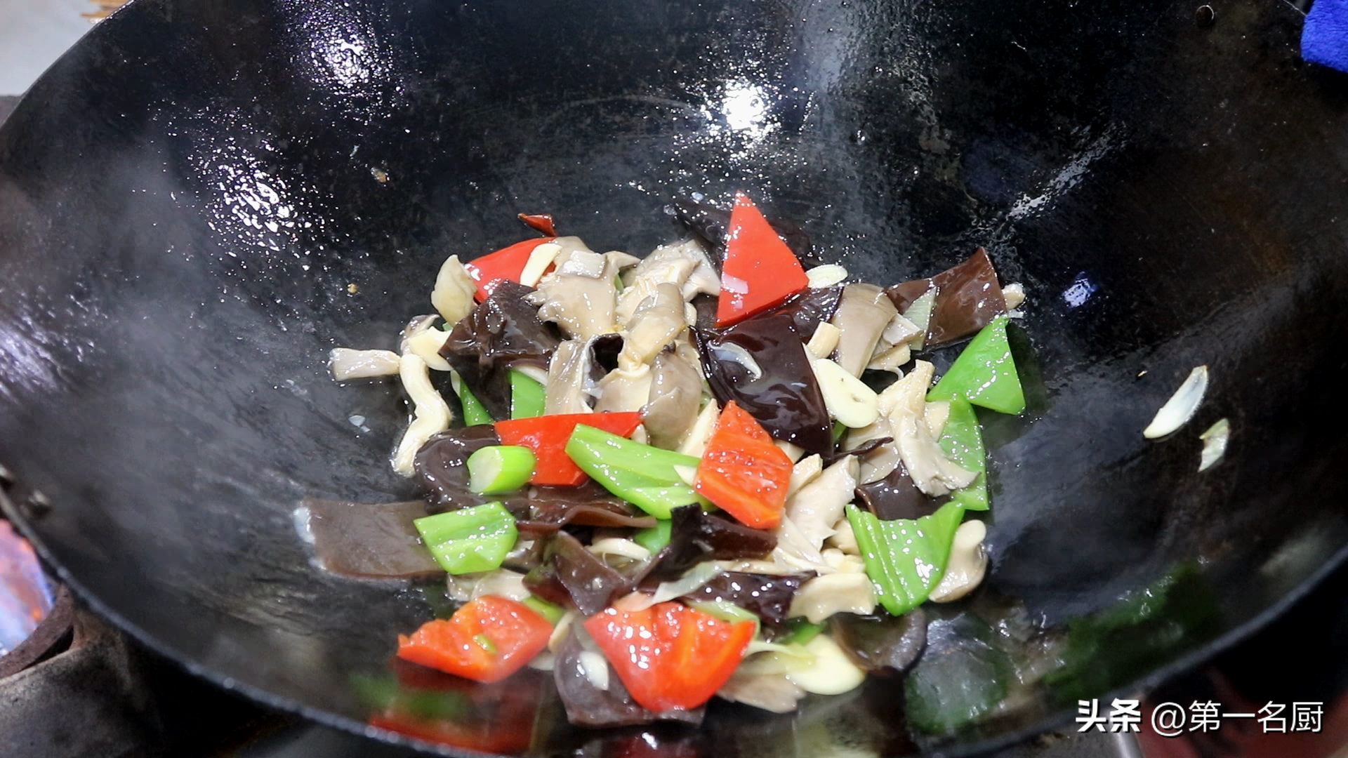 平菇怎样做才好吃？分享4种不同的平菇的做法，鲜香味美，家人都爱吃