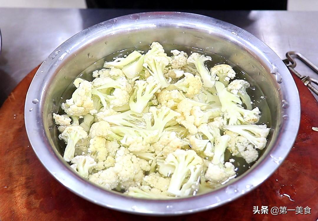 干锅花菜很多人第一步就做错了，厨师长教你干锅花菜的做法最简单，香辣脆口