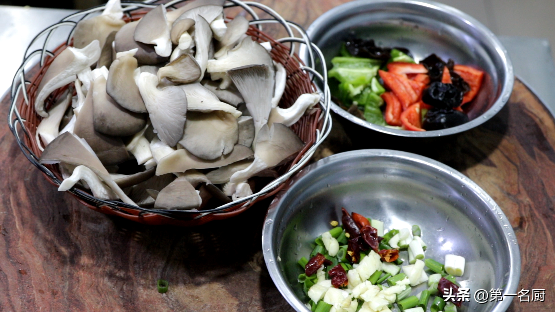 平菇怎样做才好吃？分享4种不同的平菇的做法，鲜香味美，家人都爱吃