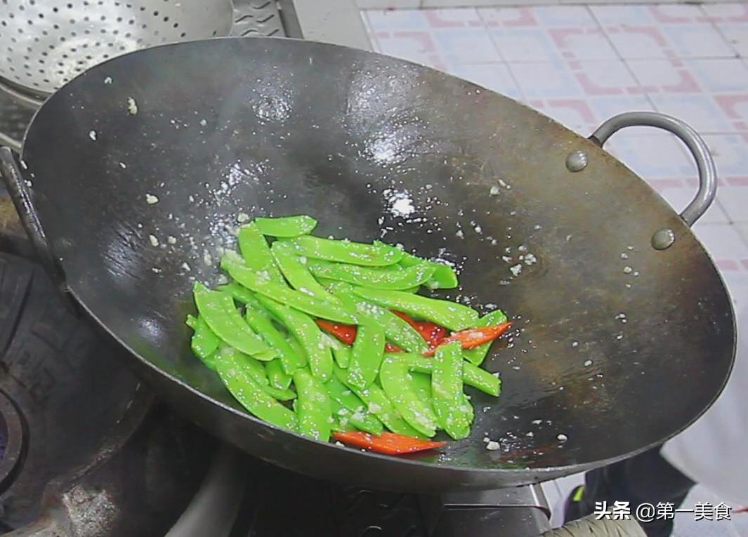 厨师长教你炒荷兰豆的家常做法，颜色翠绿有食欲，清脆鲜嫩，不加肉也好吃