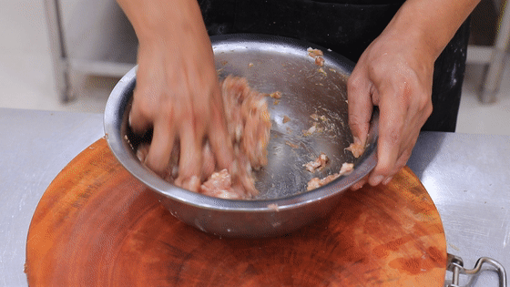 大厨分享红烧狮子头的做法 ，个大也能熟透，教程详细简单一看就会