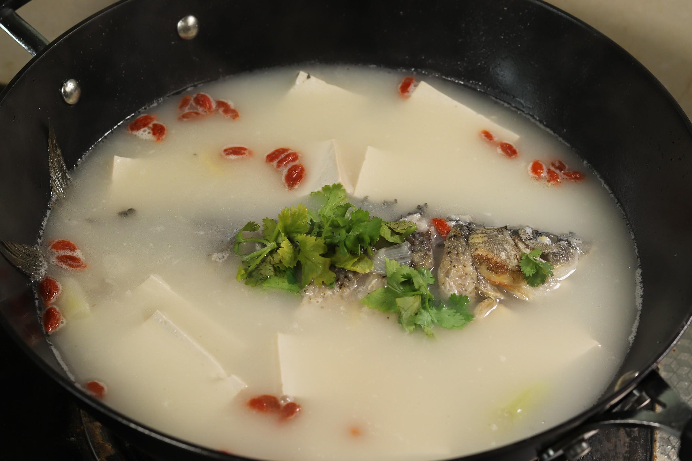 无论炖什么鱼，炖鱼汤的做法  记住这3点，炖出的鱼汤浓白好喝还没有腥味