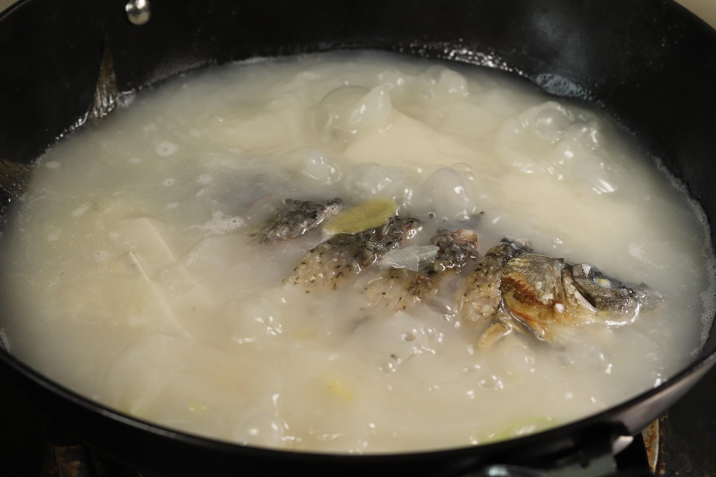 无论炖什么鱼，炖鱼汤的做法  记住这3点，炖出的鱼汤浓白好喝还没有腥味