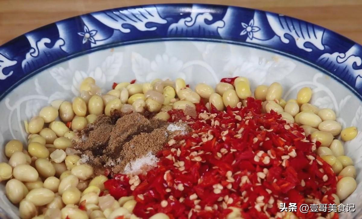 这才是水煮黄豆的正确做法，加一把红椒，简单一做，开胃下饭又解馋