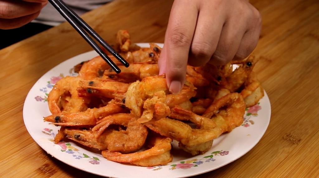 炸大虾，到底用面粉还是淀粉？大厨教你正确炸虾的做法，焦香酥脆又解馋