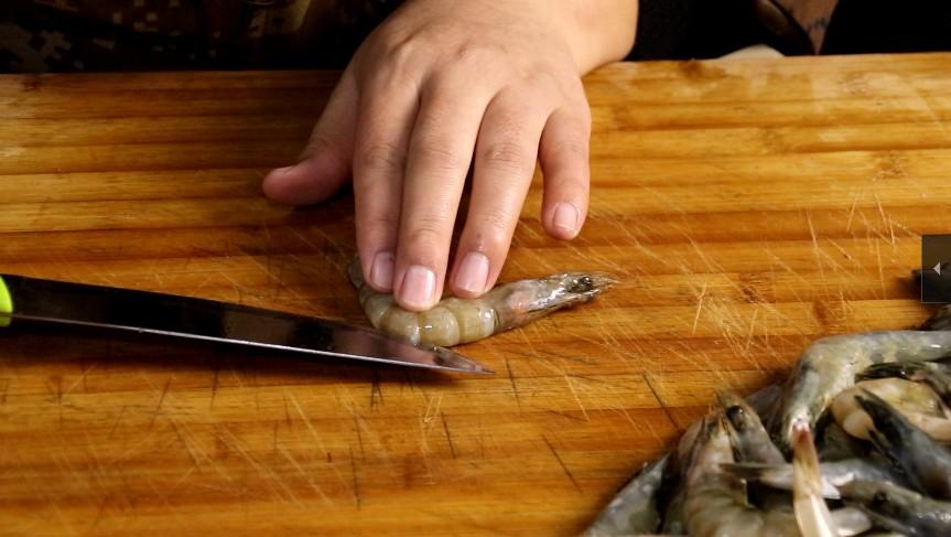 炸大虾，到底用面粉还是淀粉？大厨教你正确炸虾的做法，焦香酥脆又解馋
