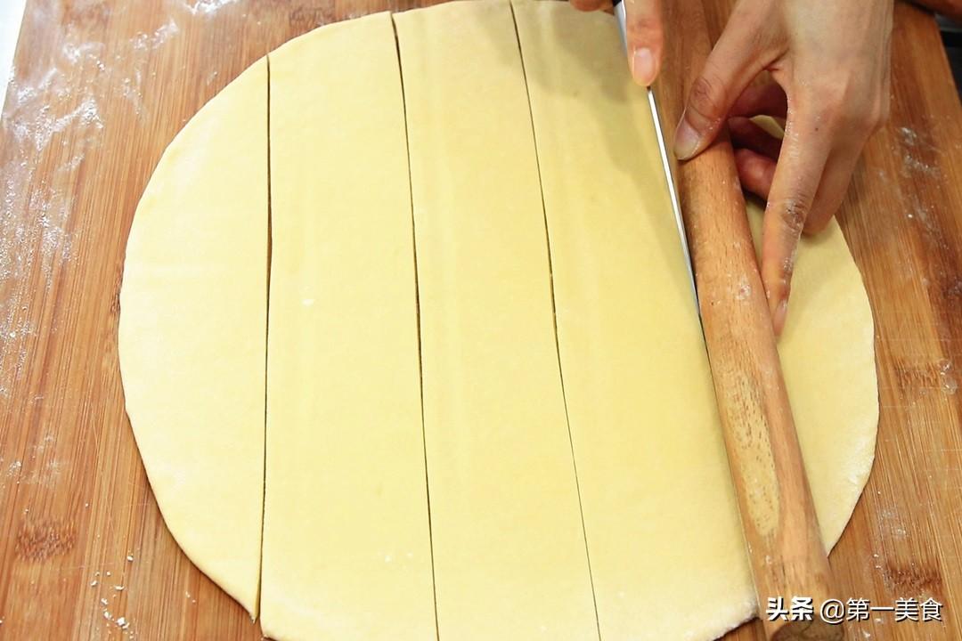零食沙琪玛在家就能做，沙琪玛的制作方法和配料 食材做法都很简单，松软香甜不粘牙