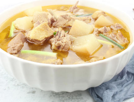 酸萝卜老鸭汤的做法 最正宗的做法，润燥润肺还滋补，做法简单还美味 ，多给家人喝酸萝卜老鸭汤。