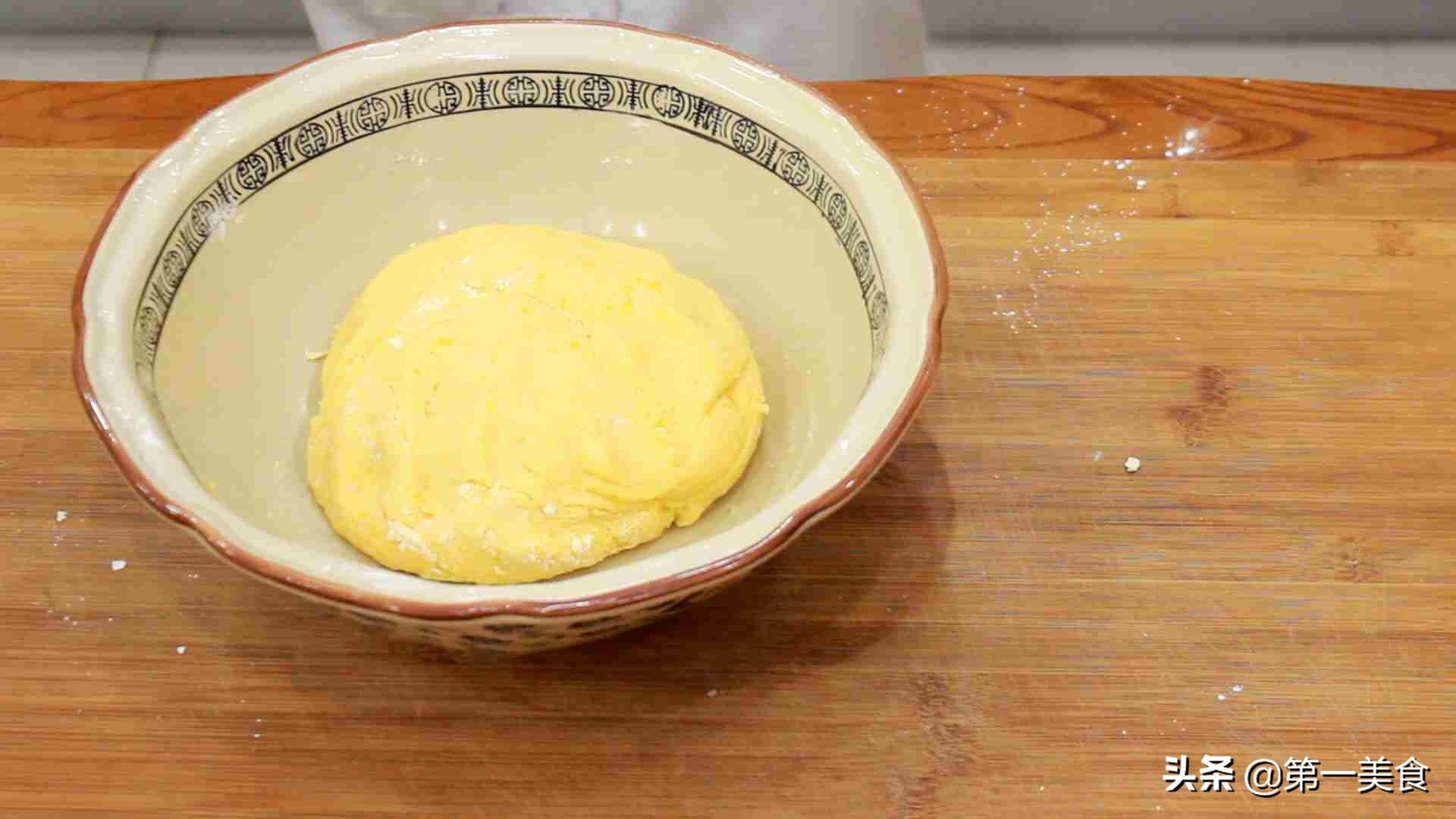 地瓜饼怎么做，面点师用红薯做馅饼，一搅一按做法简单，更香甜软糯