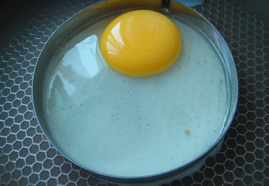 不少人都弄错了，用“凉油”还是“热油”？告诉你油煎荷包蛋的正确做法