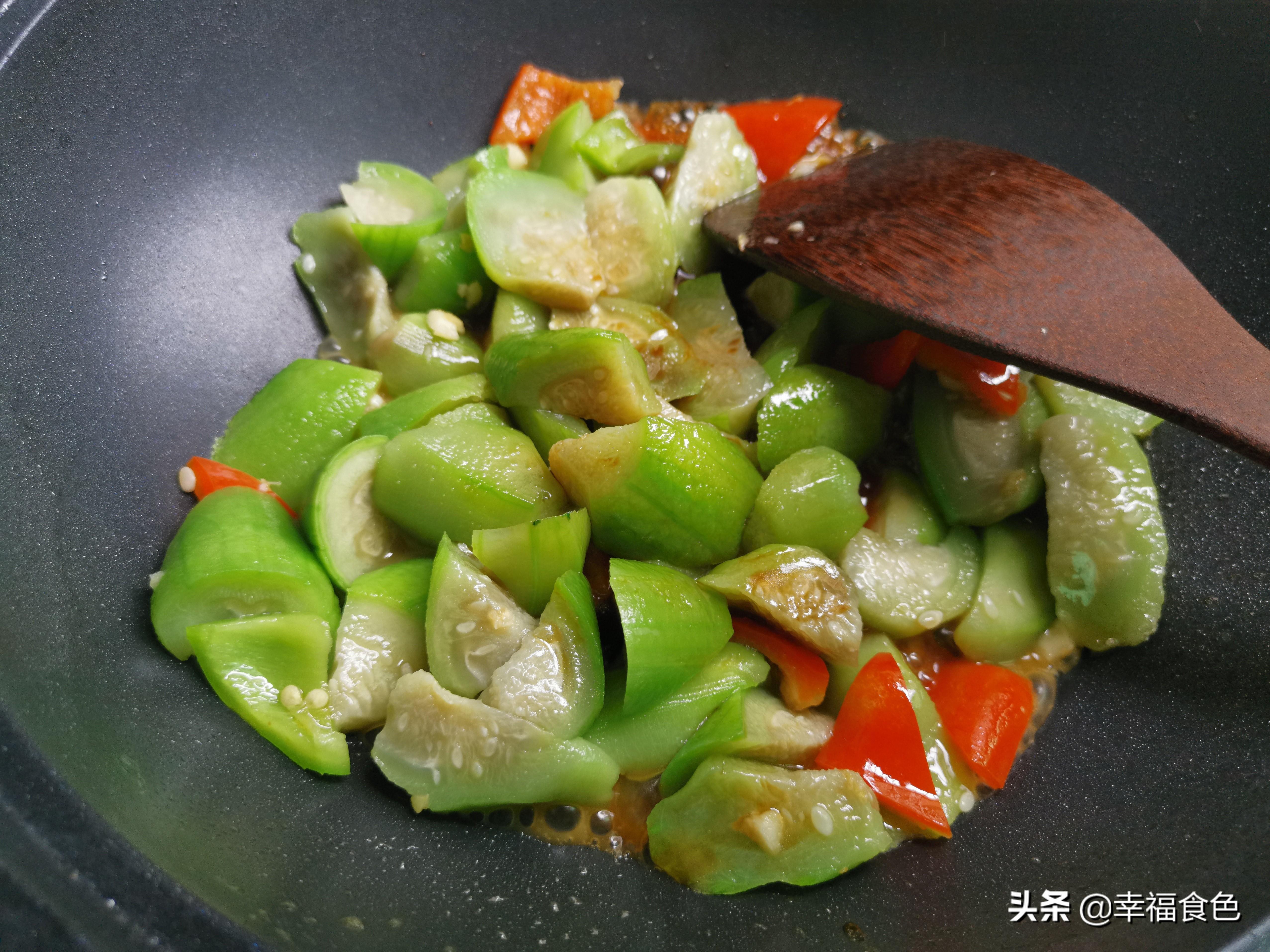 清炒丝瓜怎么做好吃又简单 不发黑不软塌塌，吃起来脆嫩可口，香