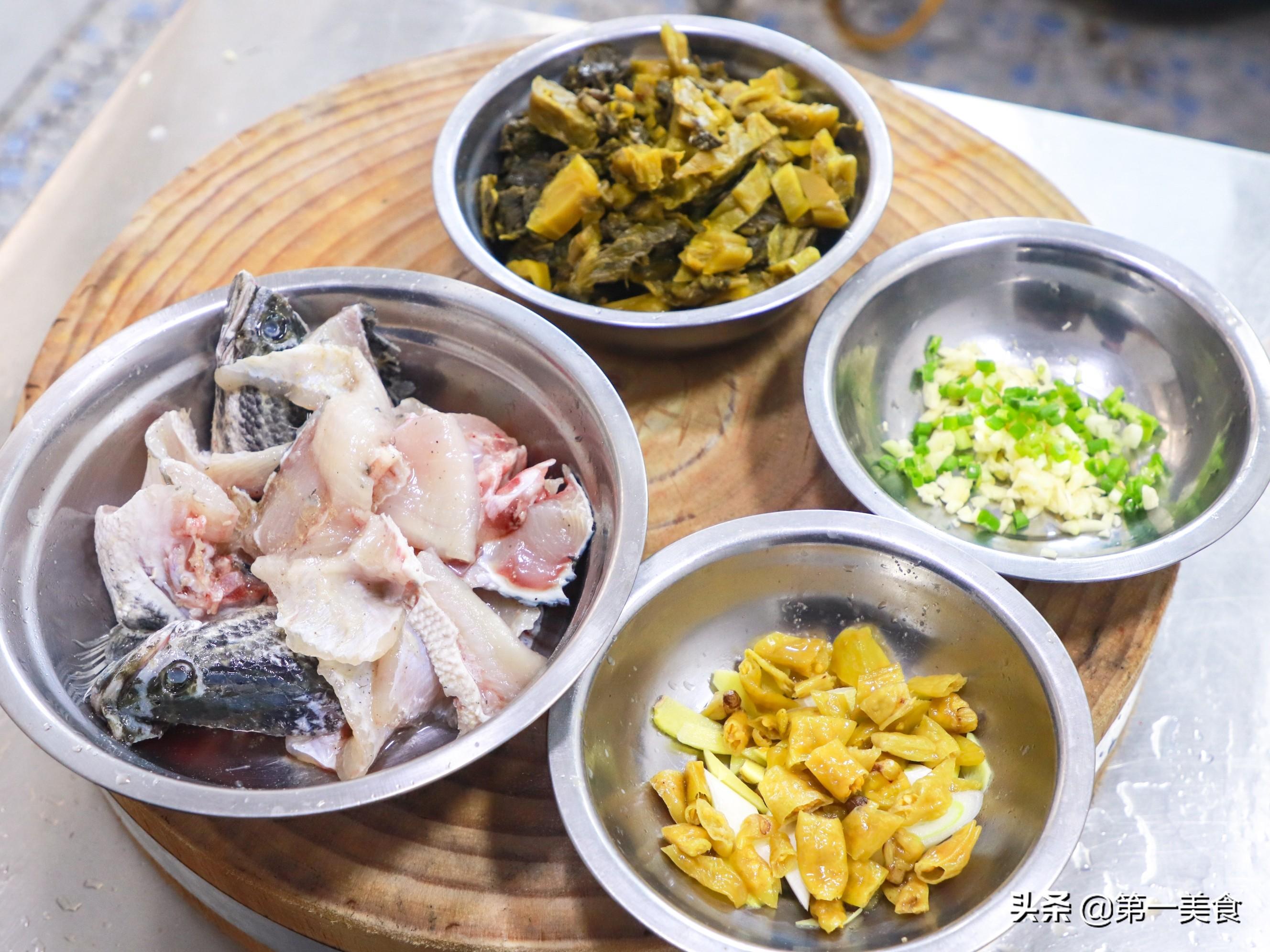 酸菜鱼的家庭简单做法 自己在家做的酸菜鱼，花费不到50元，鱼肉软嫩爽滑