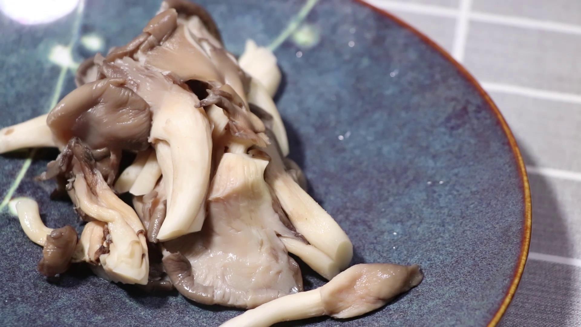 椒盐蘑菇的做法，酥脆鲜香，比吃羊肉串还过瘾