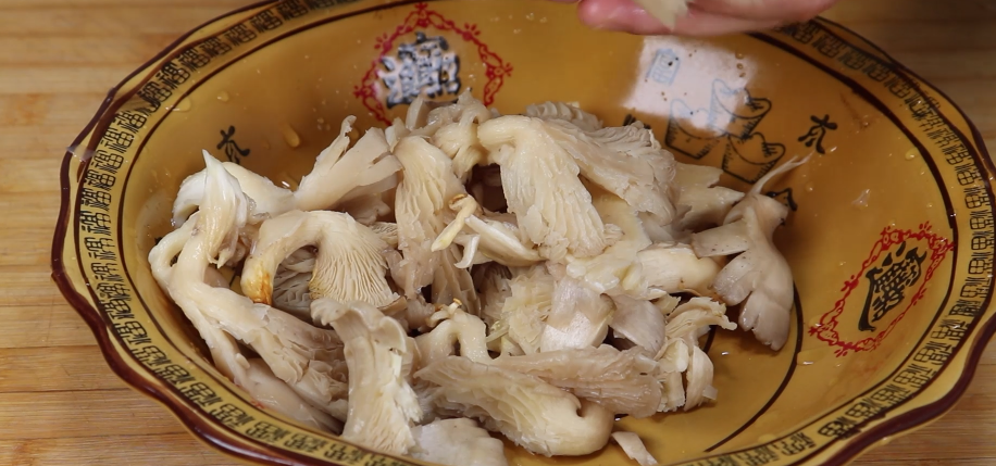 椒盐平菇最简单的家庭做法 ，酥脆可口，一点也不油腻，咬一口满嘴香