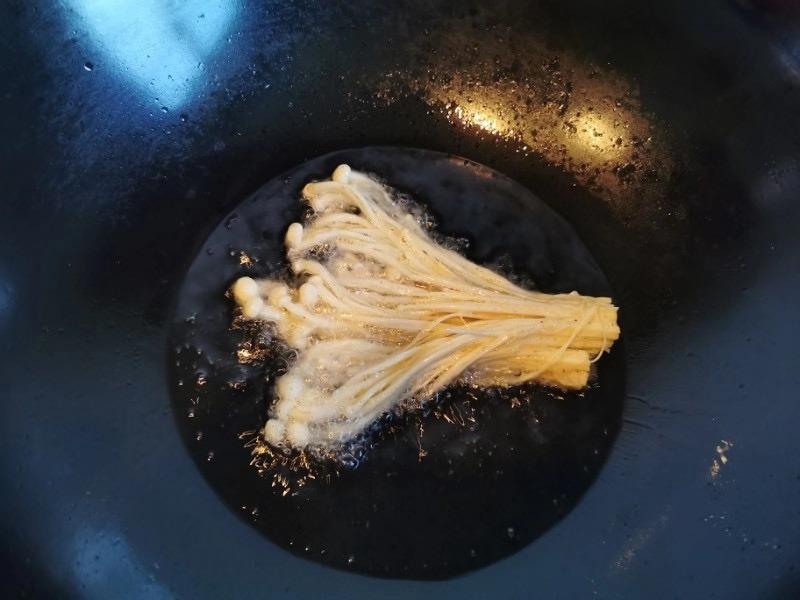 椒盐蘑菇的家常做法下厨房 ，外酥里嫩，口味咸鲜，制作简单