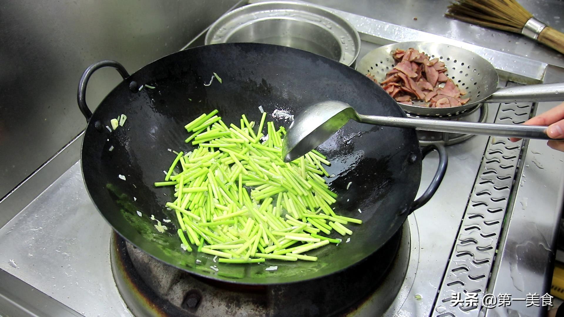 腊肉怎么做着吃好吃又简单 只需搭配一把蒜苔，简单一炒，咸香软嫩超美味