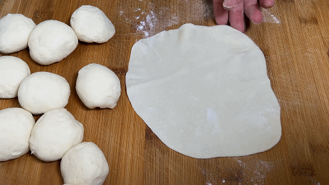 手工薄饼的制作方法 想吃薄饼自己做，饼薄如纸，嚼起来很劲道