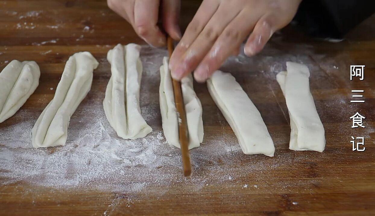 传统炸油条的方法 教你传统老配方，出锅蓬松酥脆，全家人超爱吃
