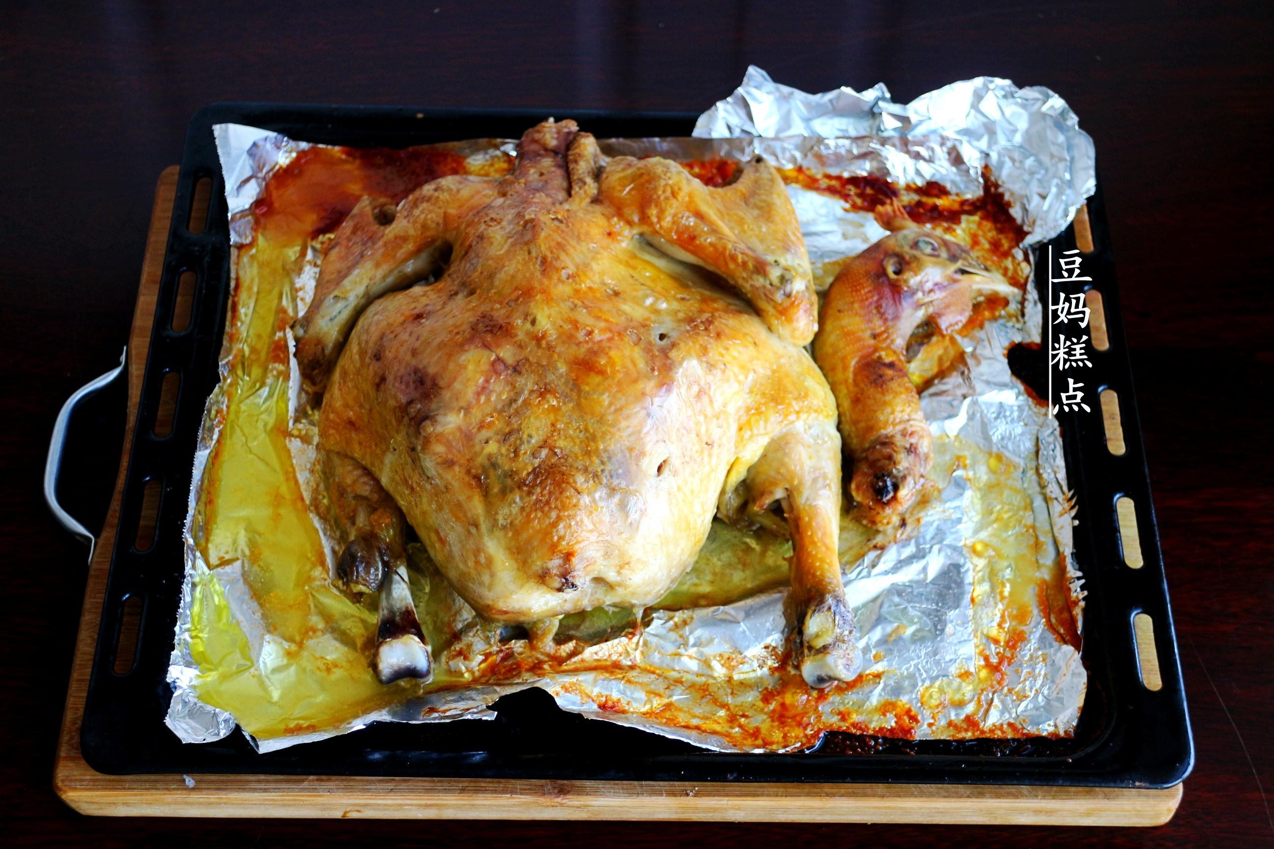 用最简单的方法做烤鸡 烤整鸡，没有比这更简单的！肉嫩多汁，巨好吃