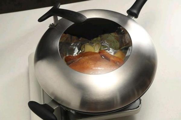 家庭烤鸡的制作方法 不用烤箱不用油，，皮脆肉烂，出锅全家抢着吃