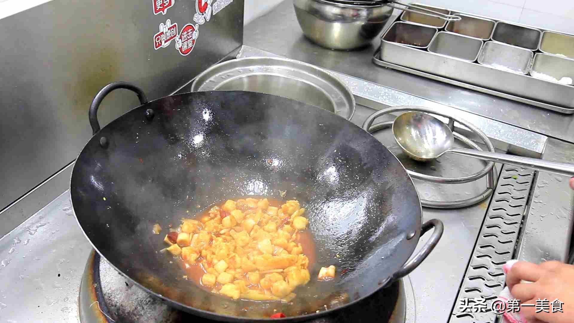 辣子鸡丁的家常做法 鸡块酥到骨子里，做法详细