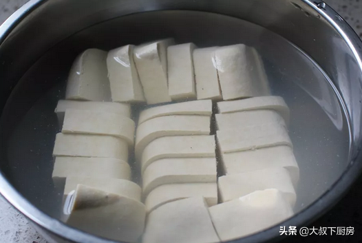 如何自制冻豆腐 ：自制冻豆腐，好吃易做，味道鲜美，家人爱吃！