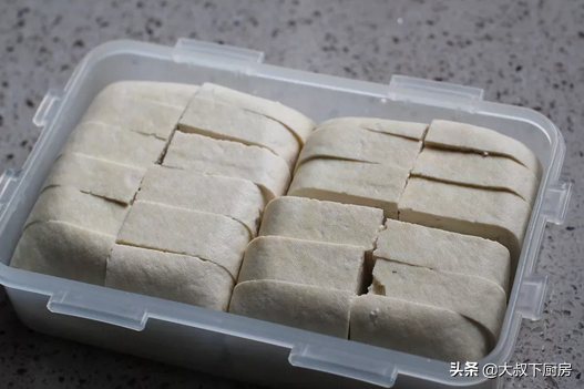 如何自制冻豆腐 ：自制冻豆腐，好吃易做，味道鲜美，家人爱吃！
